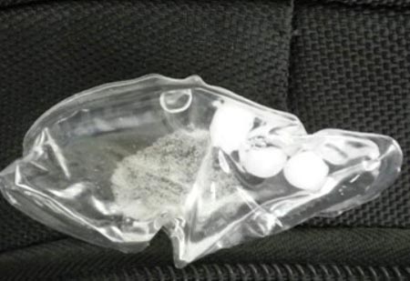 Một[-]túi[-]chất[-]lỏng[-]được[-]phát[-]hiện[-]trong[-]áo[-]ngực[-]bán[-]ở[-]Việt[-]Nam.